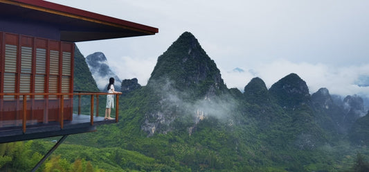 A Tour of Guilin's Scenery in the Misty Rain